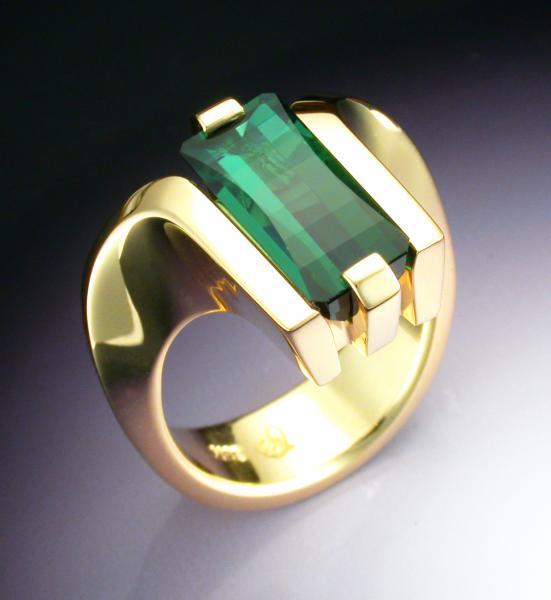 18k gold woman's ring with green Tourmaline picture